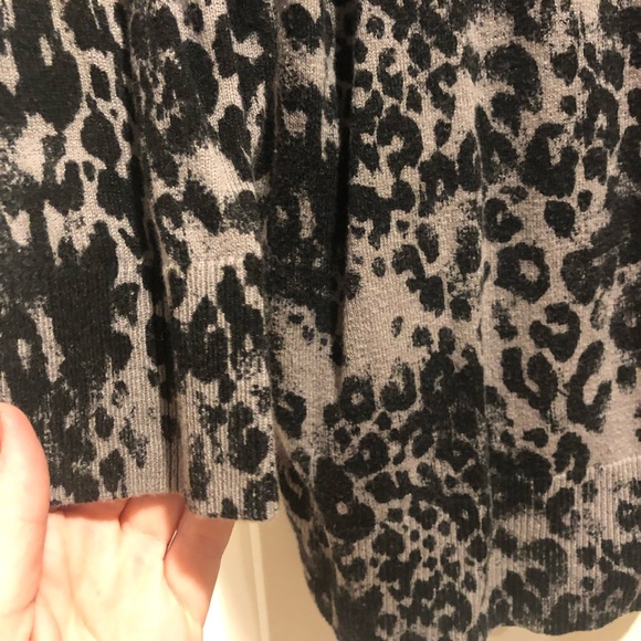 Black pattern sweater! - Picture 4 of 4